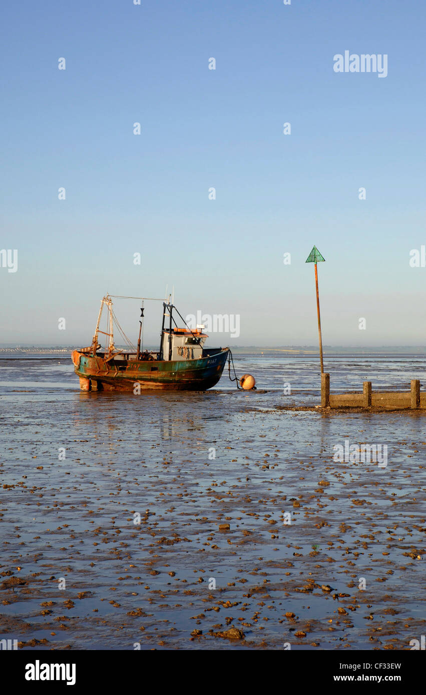 Ein Rosten Angelboot/Fischerboot im Wattenmeer im Thorpe Bay in der Themsemündung östlich von Southend-on-Sea. Stockfoto