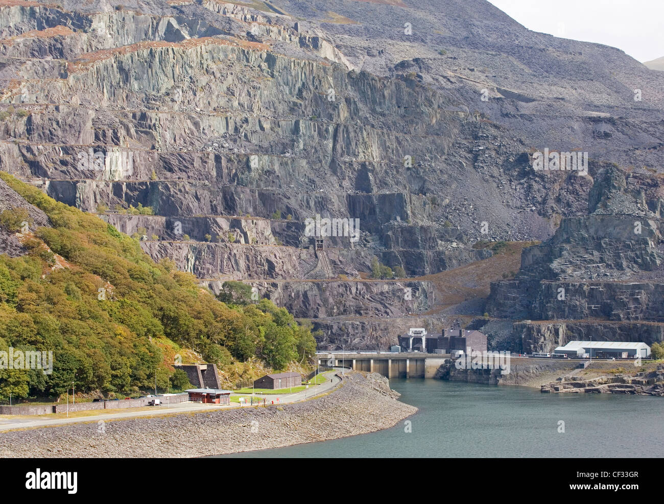 Dinorwig Steinbruch, beherbergt heute das Nationalmuseum Schiefer von Llyn Peris im Snowdonia National Park. Stockfoto