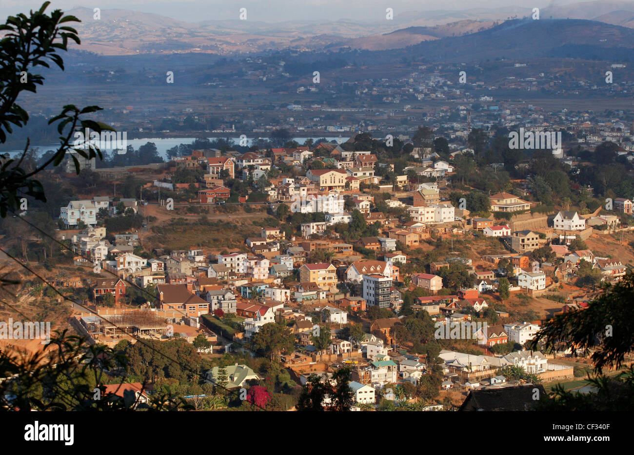 Stadtansicht von Gehäuse, Hügeln und Reisfeldern. Antananarivo. Madagaskar. Stockfoto