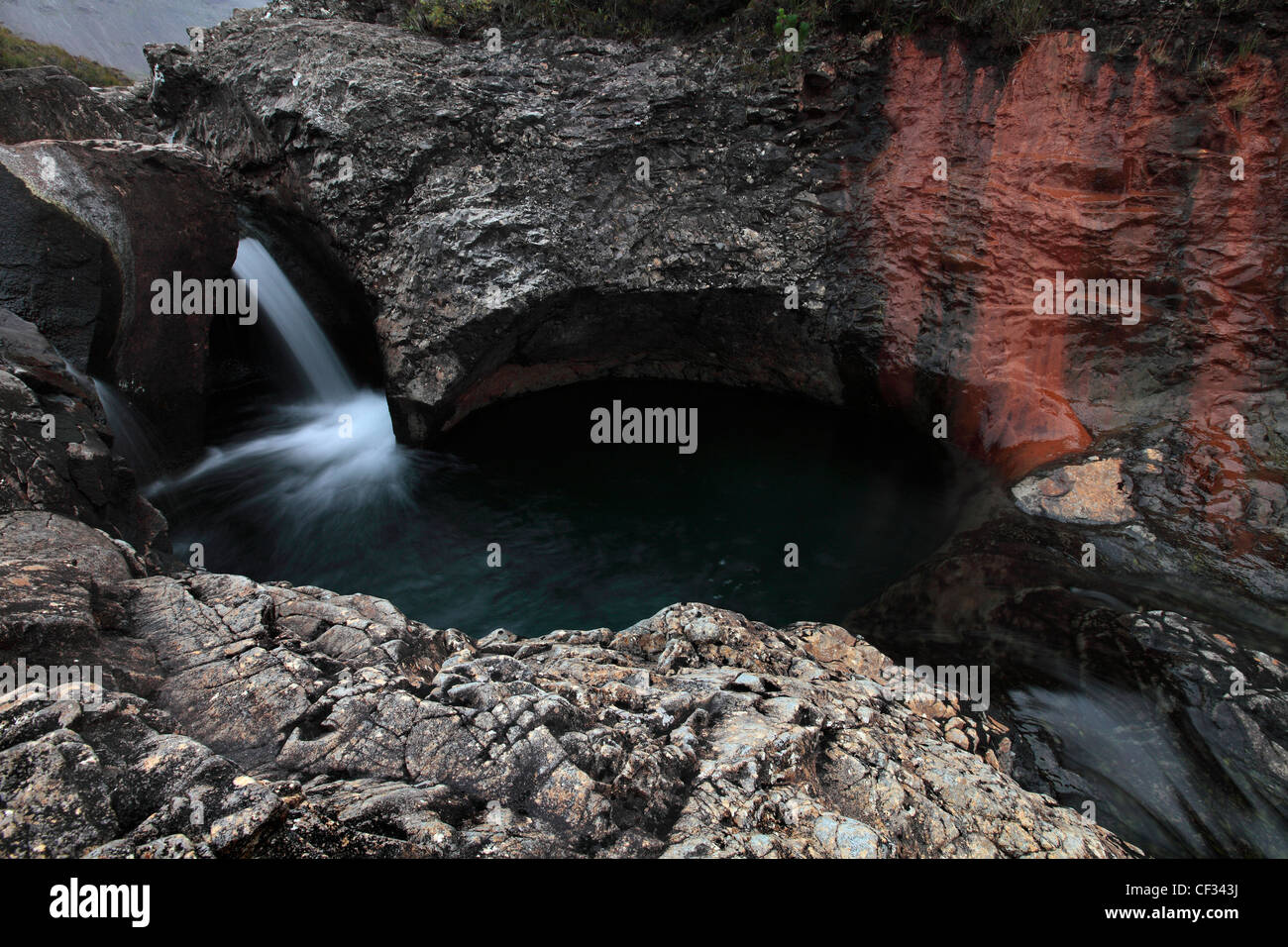 Fee-Pools und Schlucht, gebildet von Allt Kokos ' ein ' Mhadaidh wie es fließt von den Ausläufern der schwarzen Cullins in Glen Brit Stockfoto