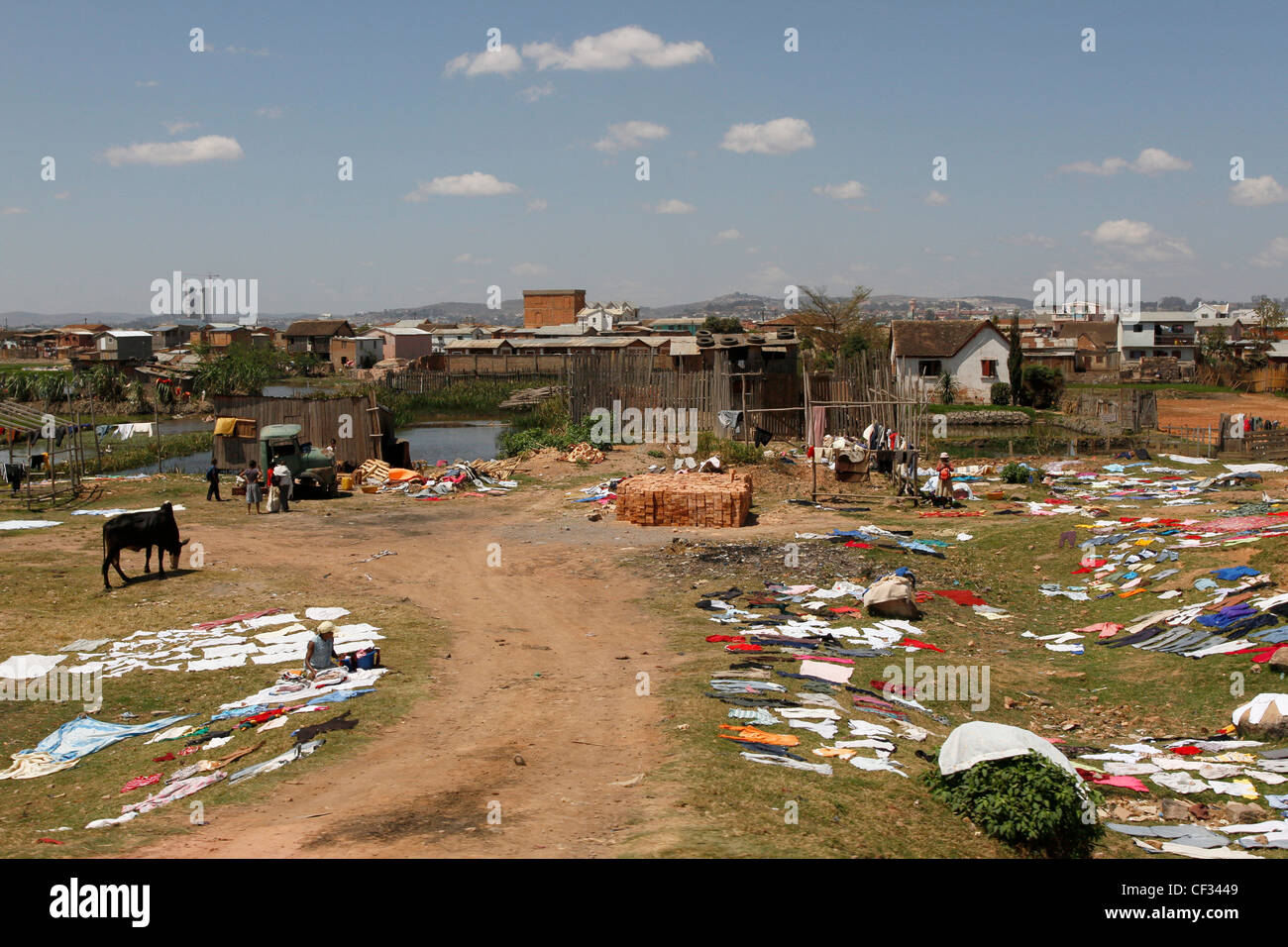 Waschen in einem äußeren Viertel von Antananarivo, Madagaskar trocknen gelassen. Stockfoto