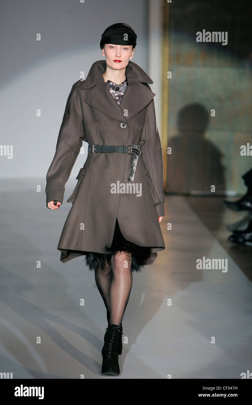 Mailand bereit zu tragen Herbst Winter Belted grauen Trenchcoat breitem Revers, über Pailletten pelzigen Outfit, schwarze Schnürung Knöchel getragen Stockfoto
