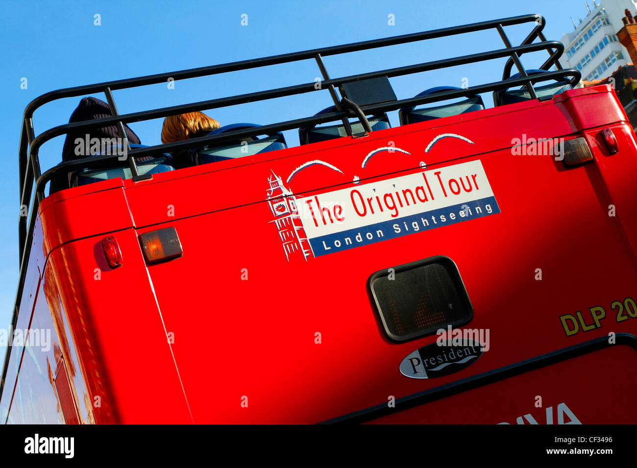 Touristen sitzen auf der Rückseite eine offene Spitze London Sightseeing-Bus. Stockfoto