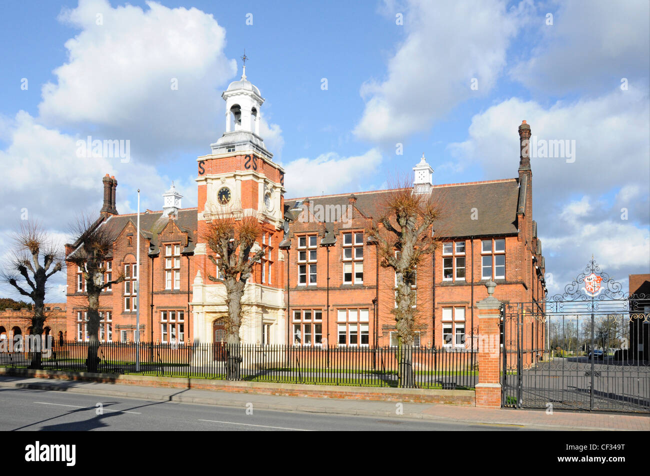 Haupttor der Brentwood School aus Backsteingebäude und Vorderseite der privaten unabhängigen Tages- und Internatsschule mit Uhrenturm in Essex England, Großbritannien Stockfoto
