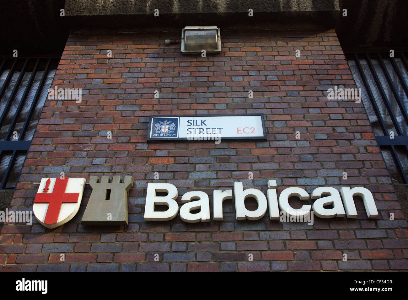 Barbican Zeichen in Silk Street in der City of London. Die Barbican ist Europas größte Multi-Arts und Tagungsort. Stockfoto
