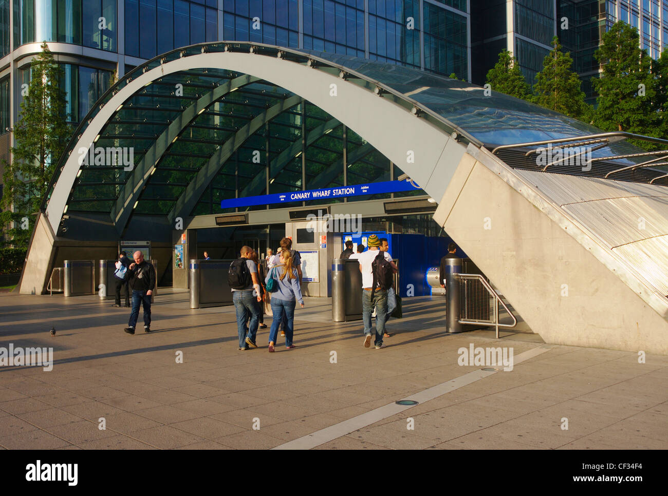 Einreisende in Canary Wharf u-Bahnstation, die verkehrsreichsten u-Bahn Station außerhalb Londons. Stockfoto