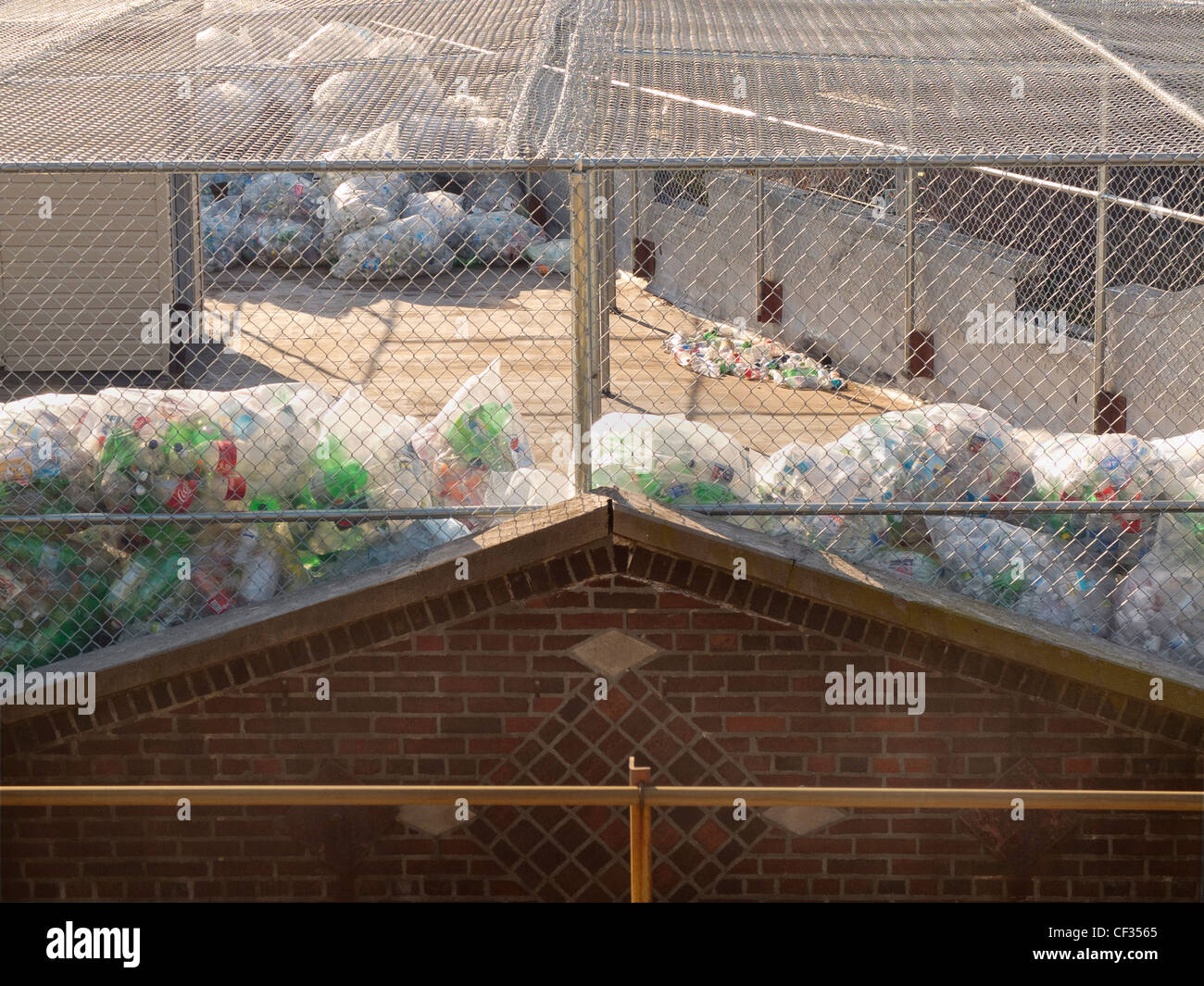 Recycling-Flaschen auf Dach der recycling-center Stockfoto