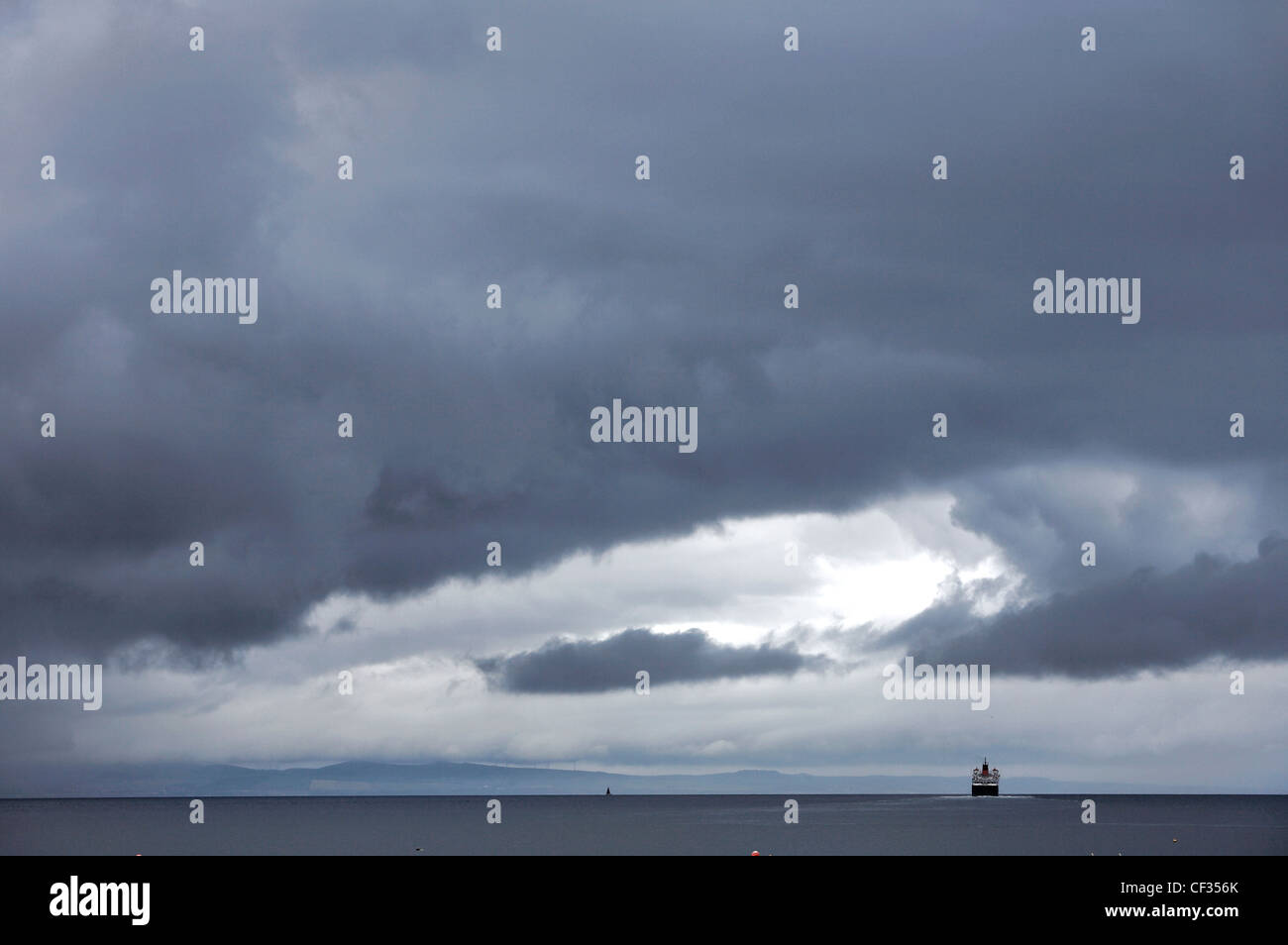 Stürmischer Himmel über die MV Neukaledonischen Inseln, eine Fähre, die zwischen Ardrossan an der Küste von Ayrshire und Brodick auf der Insel verkehrt Stockfoto