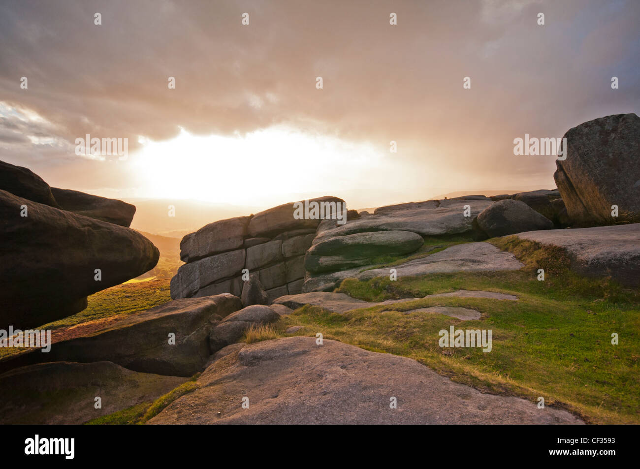 Die Sonne bricht durch die Wolken auf Higger Tor im Peak District National Park Stockfoto