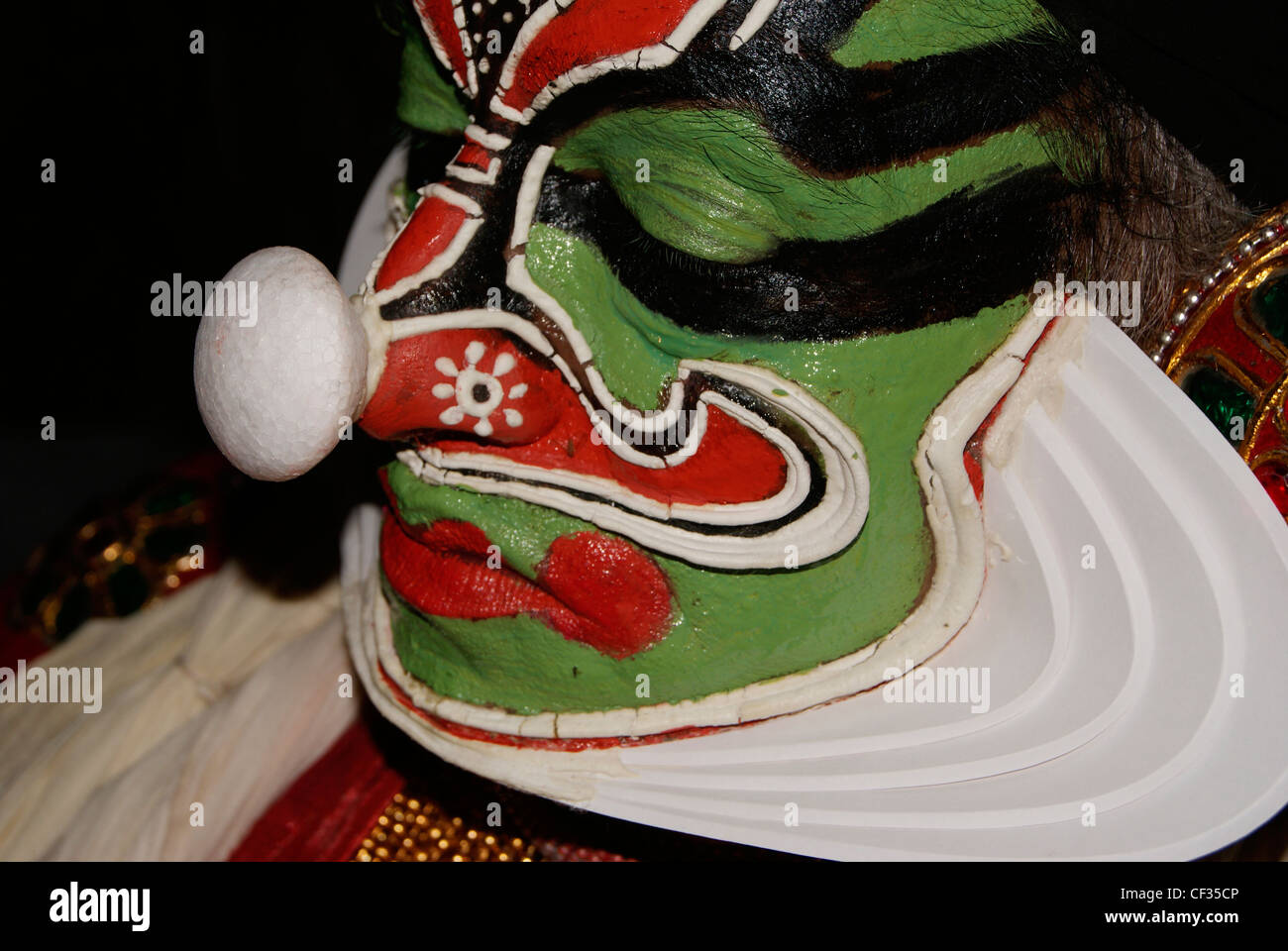 Ansicht der indischen Kathakali Tanz Drama Charakters dekorative Gesicht hautnah. Kathakali Künstler lustige Flächenansicht mit vollen Make-up Stockfoto