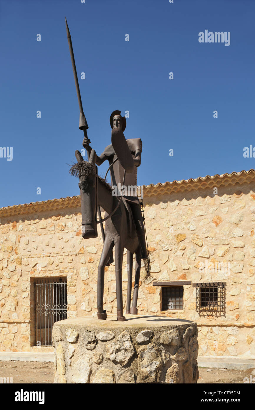 Statue von Don Quijote auf seinem mageren Pferd namens Rocinante; Cuenca Provinz KastilienLa