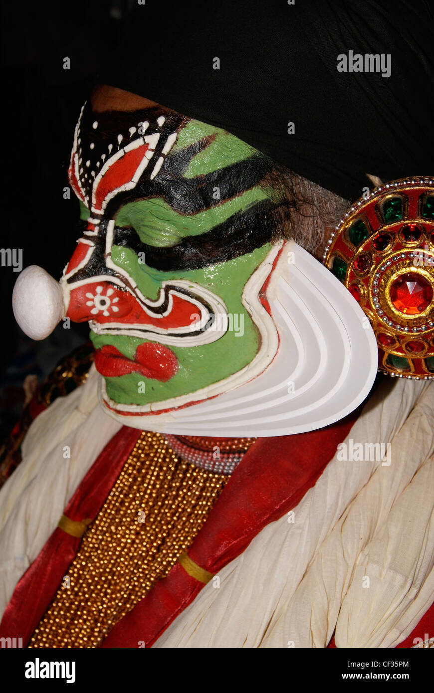 Lustige Kathakali Tänzer entspannend mit vollen Make-up im Gesicht. Szene aus dem Kathakali Tanz in Tempelfest Kerala durchgeführt Stockfoto