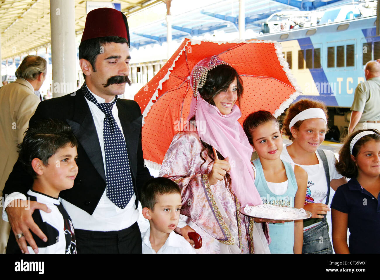 Junges Paar in osmanischen Kostüm grüßt die Reisenden Stockfoto