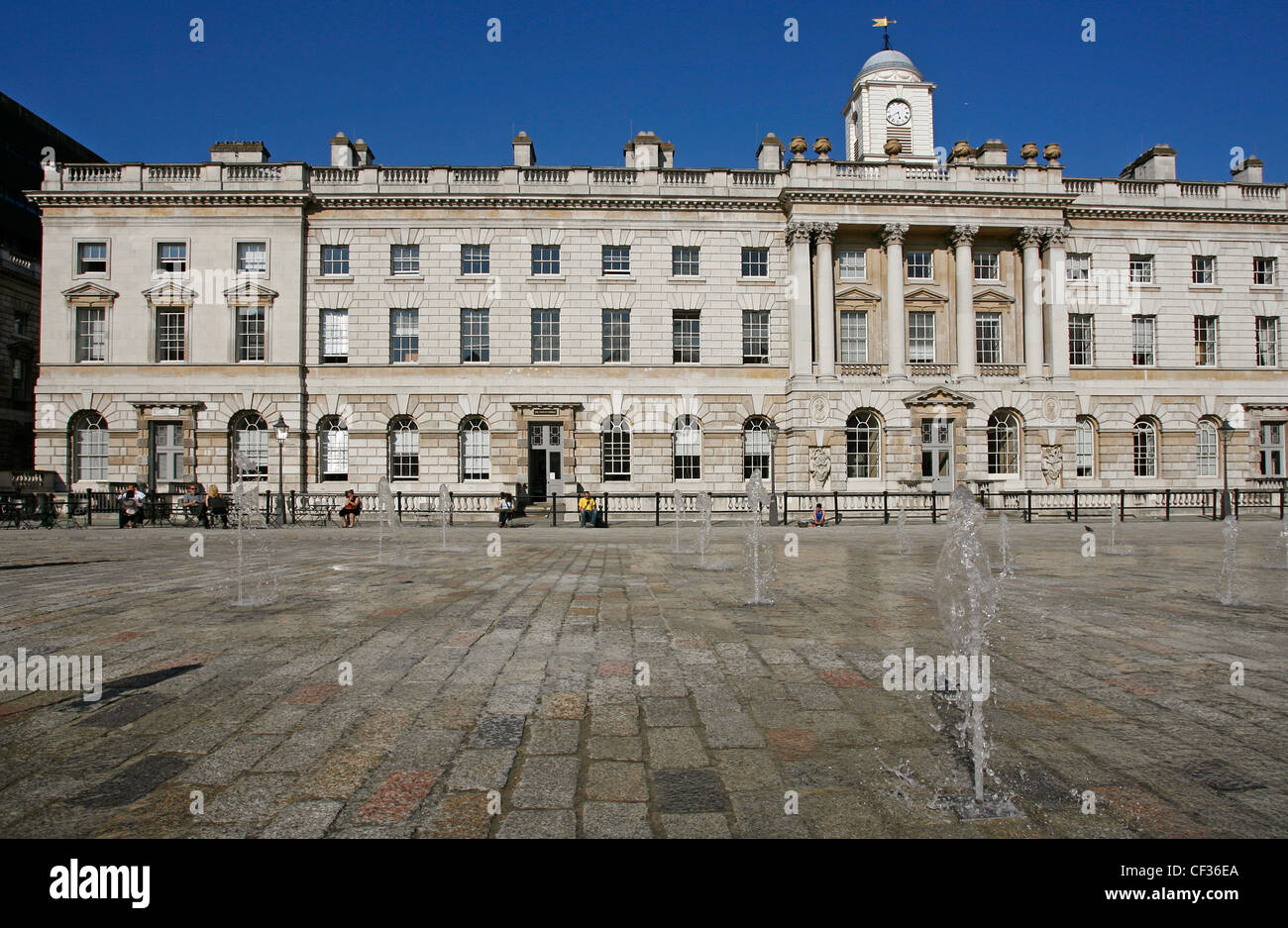 Ein Blick auf den Innenhof und Brunnen im Somerset House in London. Stockfoto