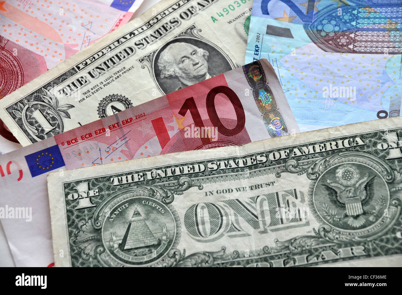 Papiergeld der US-Dollar und Euro-Banknoten. Stockfoto