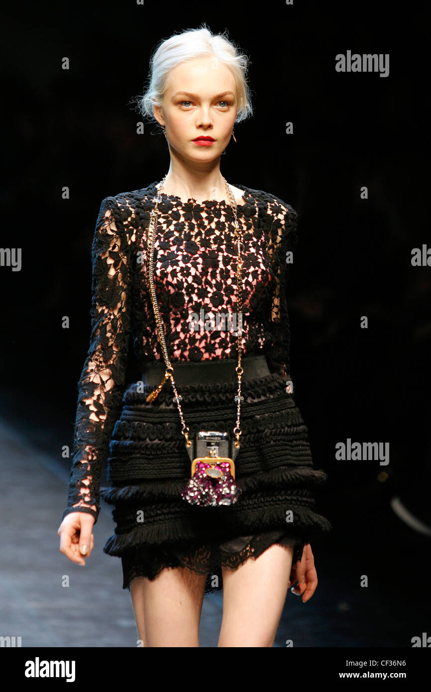 & Gabbana Dolce Mailand bereit zu tragen Herbst Winter Black Lace Top  Langarm, schwarz bestickt Minirock, Geldbörse auf Kette Stockfotografie -  Alamy