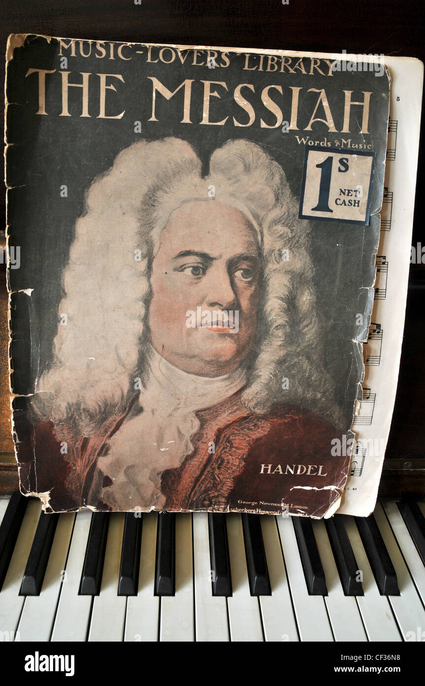Eine alte musikalische Volumen von Händels "Messias" thront auf einer Klaviertastatur. Stockfoto
