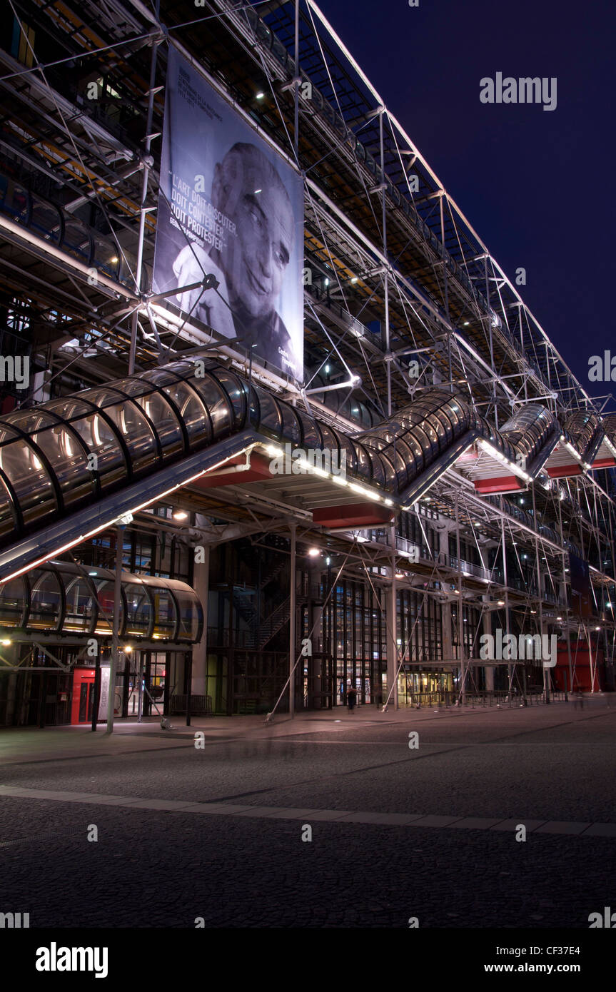 Beaubourg. Das Centre Pompidou in Paris, in der Dämmerung. Diese riesigen, modernen Glas- und Stahlbau ist ein Wahrzeichen Paris geworden. Frankreich. Stockfoto
