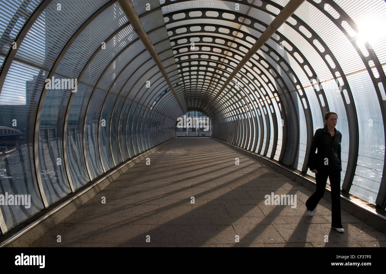 Überdachte Brücke Gehweg, in der Nähe von Pappel DLR Station. Stockfoto
