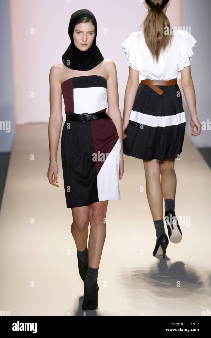 Abaete New York bereit zu tragen Herbst Winter zwei Weibchen: drei Ton weiß braun und rotbraun drucken Outfits, Socken und Schuhe Stockfoto