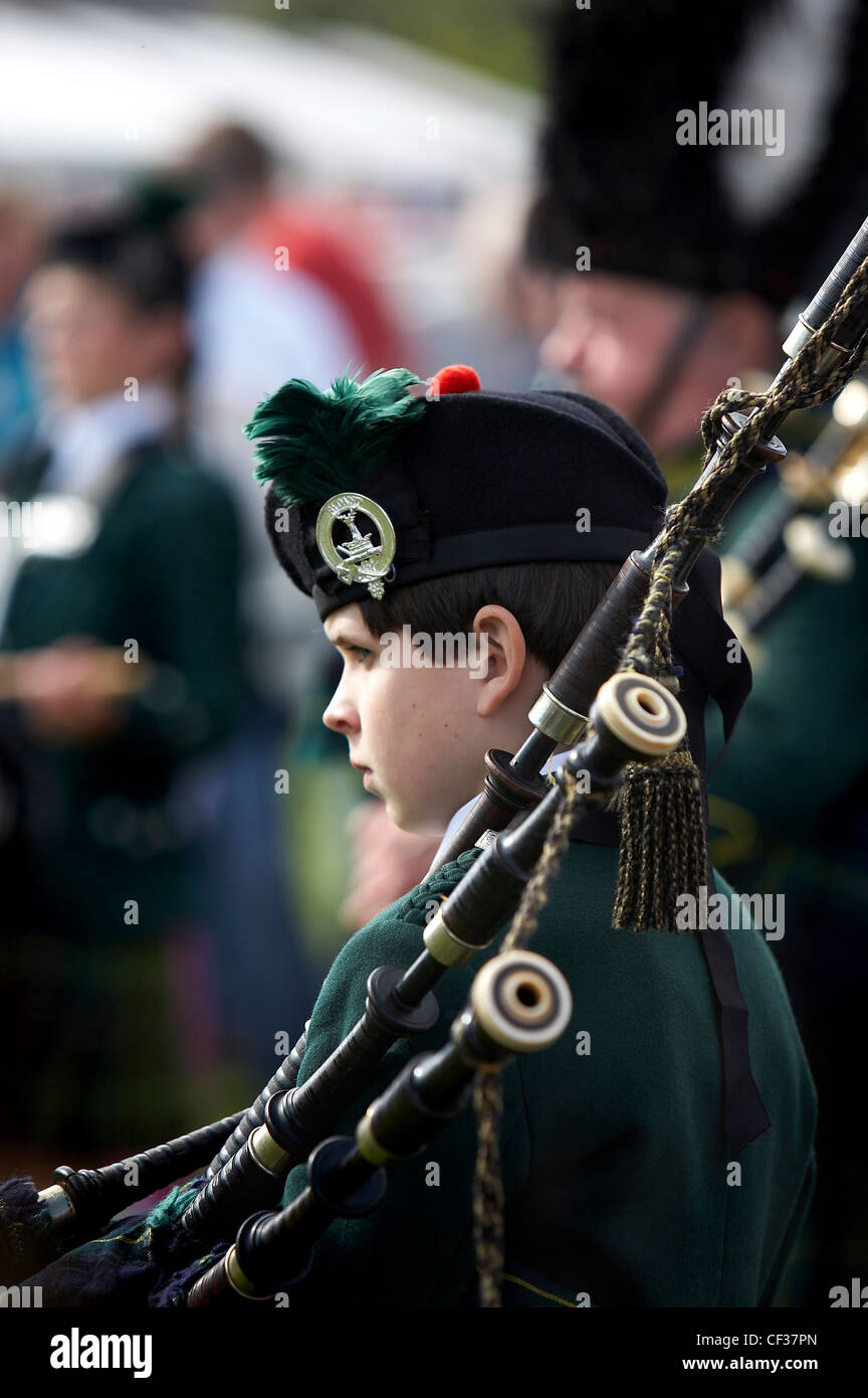 Eine junge Piper bei der Lonach Highland Games. Stockfoto