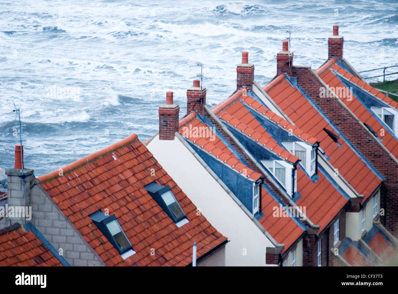 Bunte Tops Dachlinie gegen das Meer in der alten Stadt von Whitby, North Yorkshire, England. Stockfoto