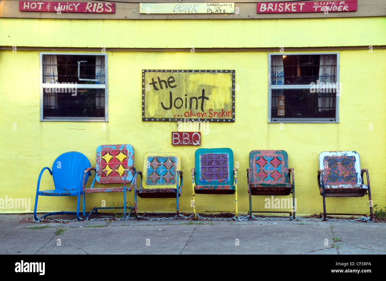 Das Äußere von 'The Joint', einem beliebten Grillrestaurant im Wohnviertel Bywater, in New Orleans, Louisiana, USA. Stockfoto