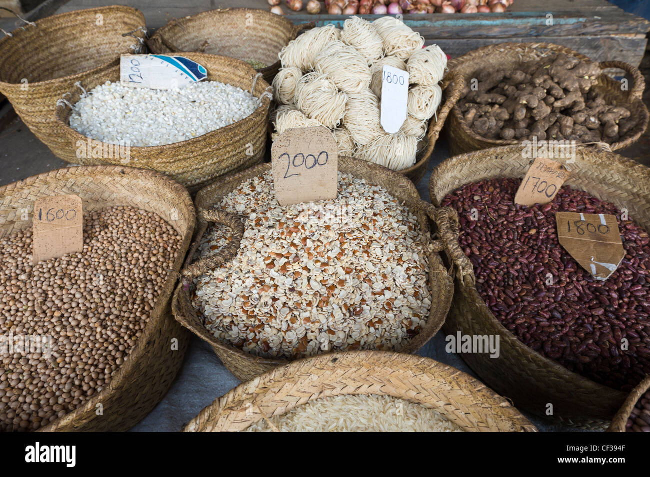Körbe mit Hülsenfrüchten und Preis-Tags im Darajani Markt Stone Town Sansibar Tansania Stockfoto