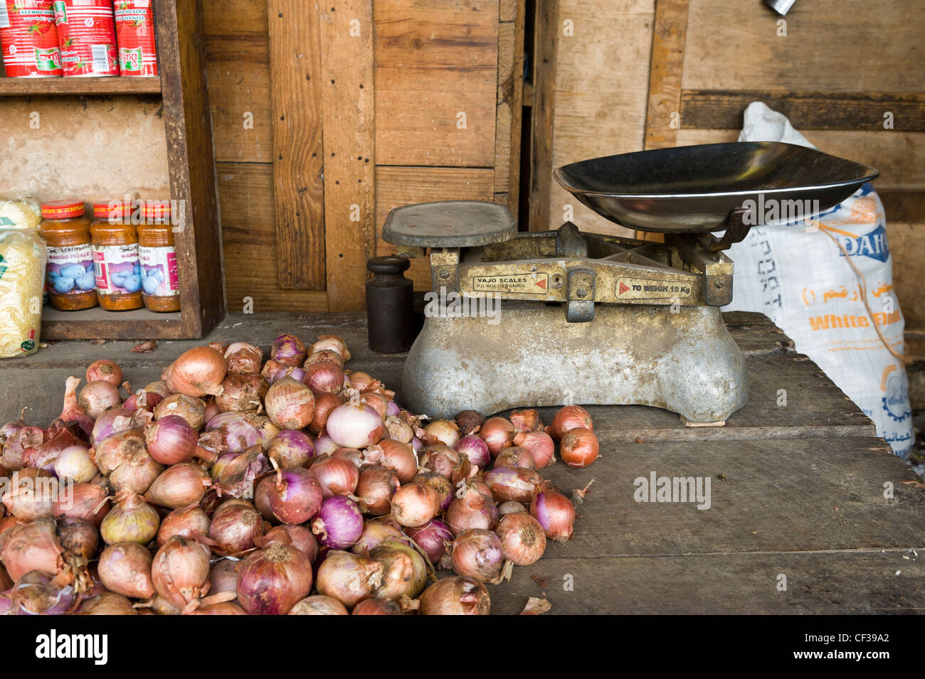 Zwiebeln und Maßstab in Darajani Markt Stone Town Sansibar Tansania Stockfoto