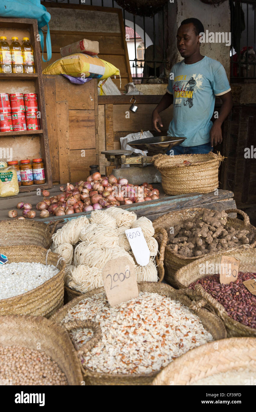 Mann in seinem Stall am Darajani Markt Stone Town Sansibar Tansania Stockfoto