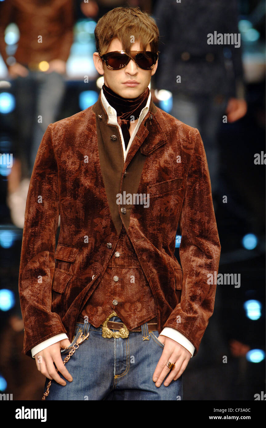 Dolce und Gabbana Herrenmode Mailand A W Blonde Männer tragen einen braunen  samt Blazer über eine passende Weste und weißen Button-down Hemd  Stockfotografie - Alamy