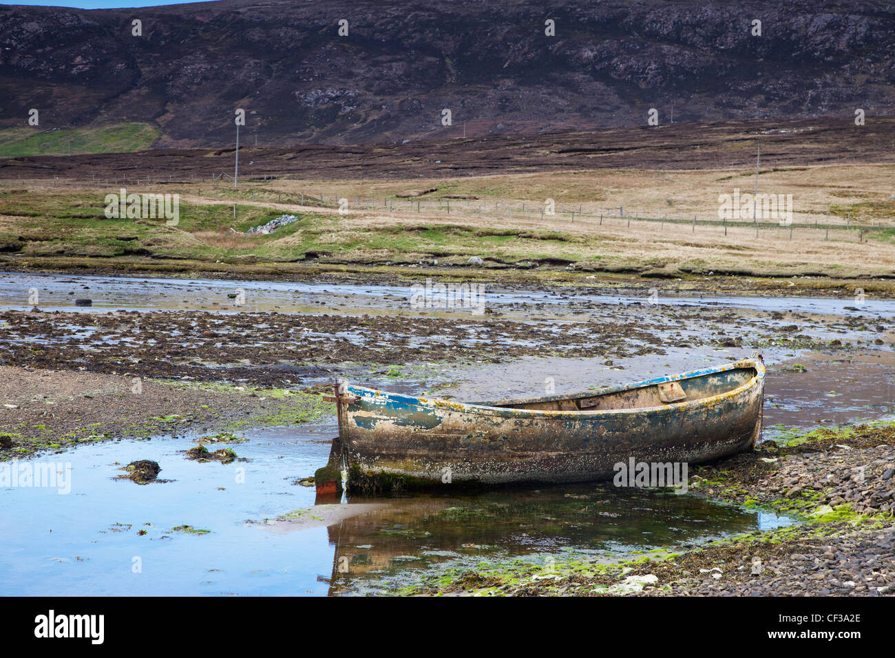 Eine alte verlassene Ruderboot im flachen Wasser; Shetland-Schottland Stockfoto