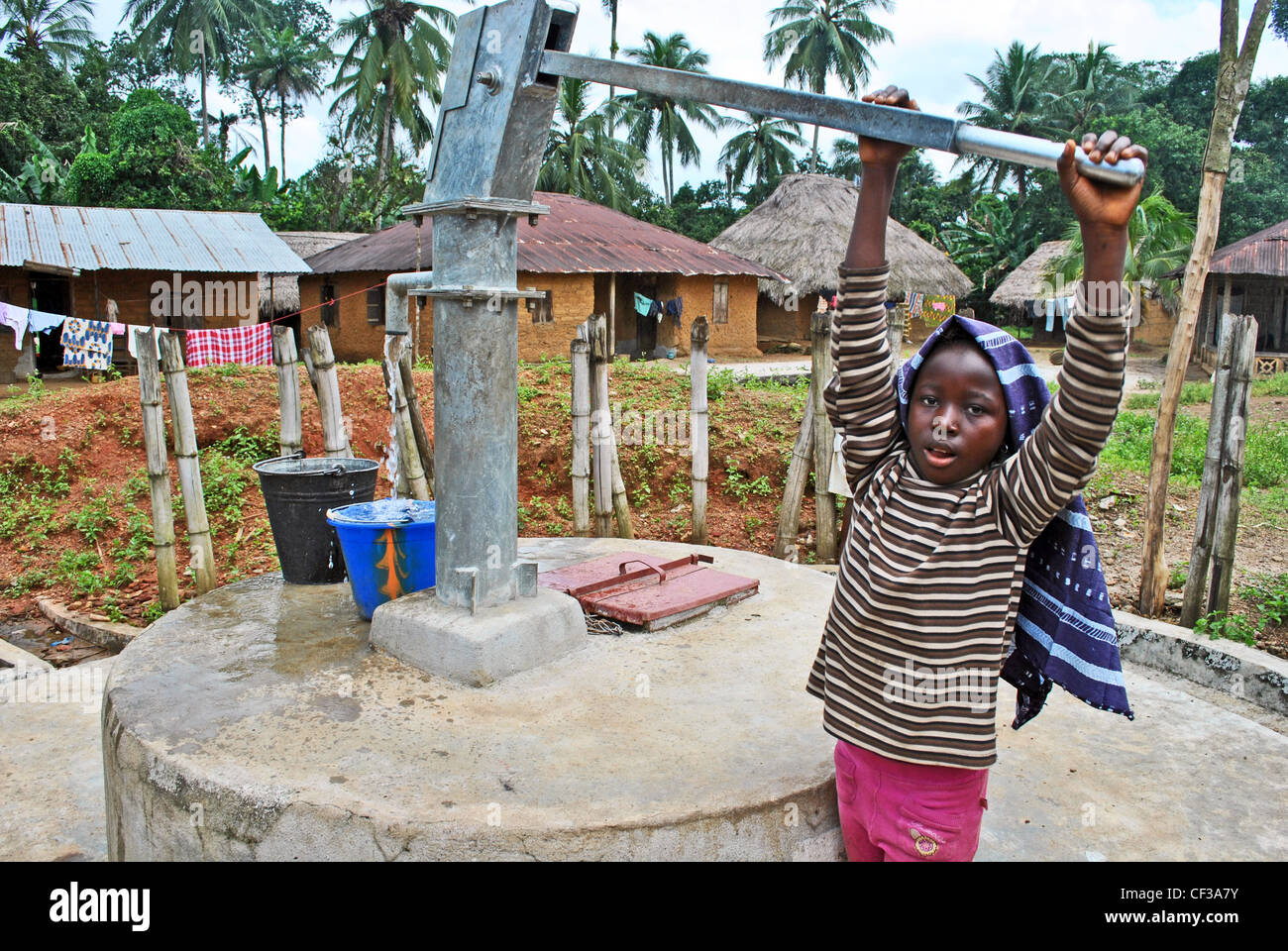 Kinder mit einer Handpumpe nun in einem Dorf in der Nähe von Kenema, Sierra Leone Stockfoto