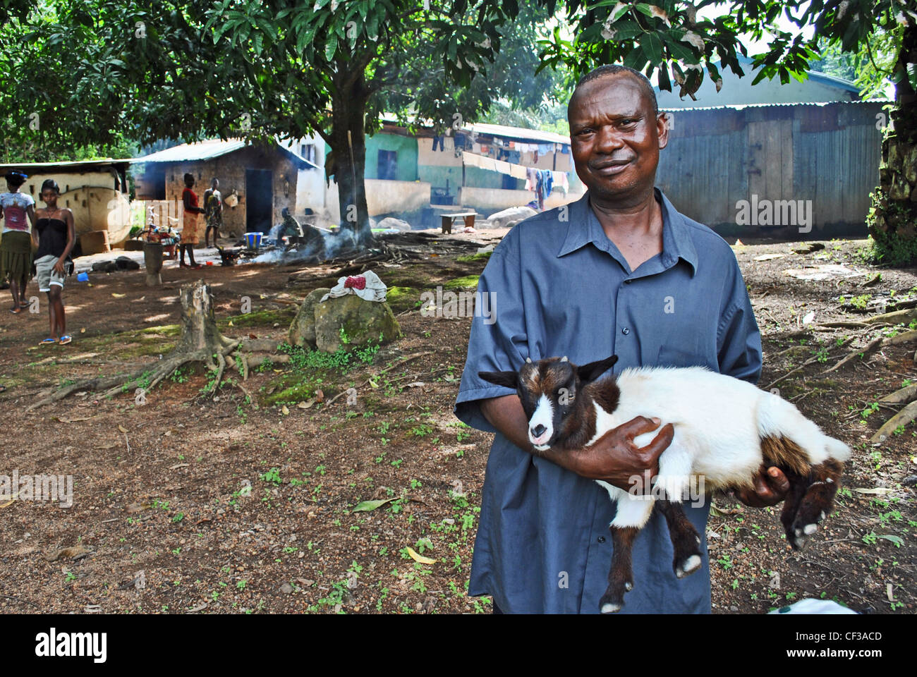 Ländliche Landwirt mit Ziege in Kabala, Sierra Leone Stockfoto