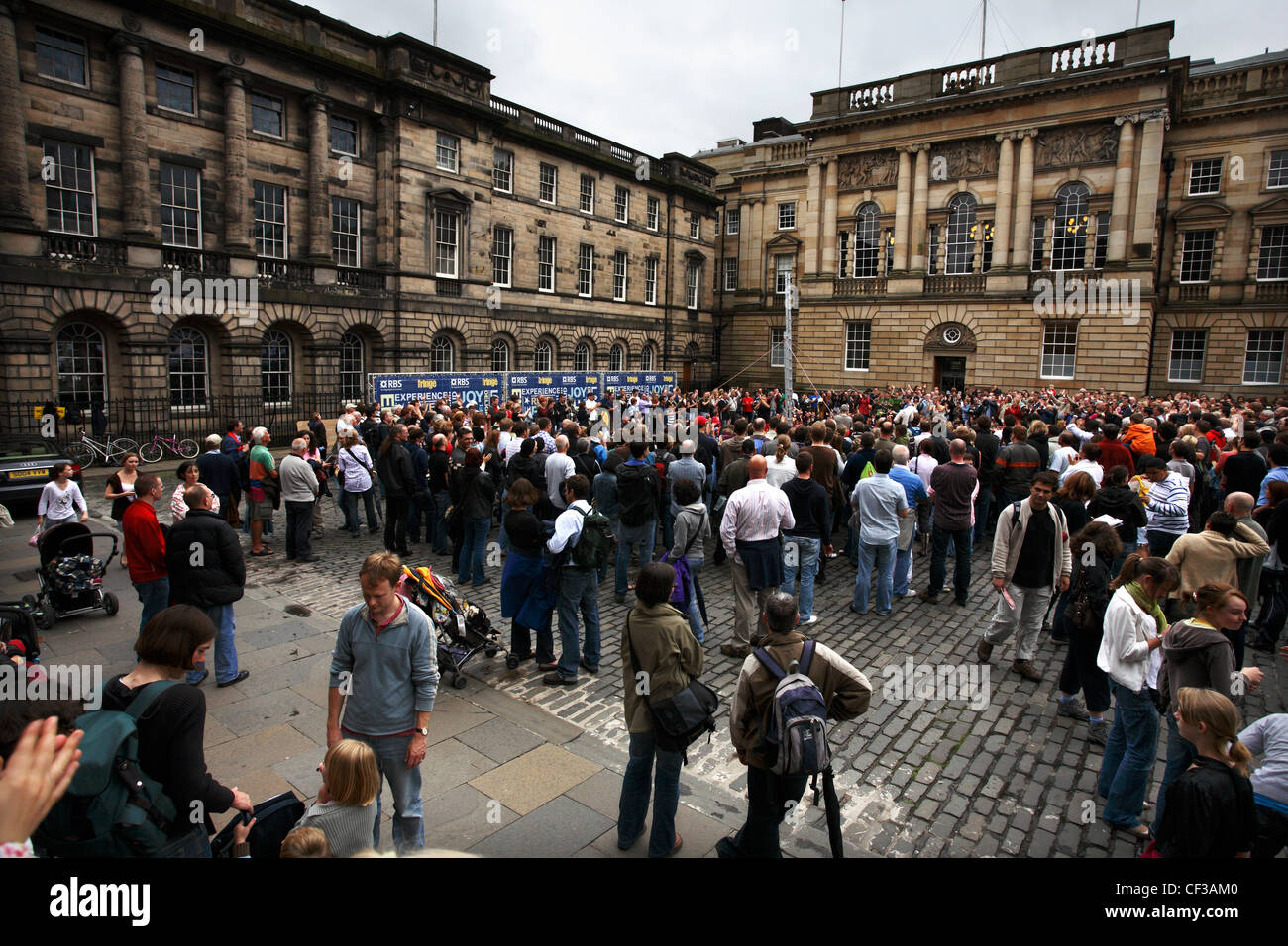 Zuschauer in der Royal Mile in der Altstadt von Edinburgh während des Fringe-Festivals. Stockfoto
