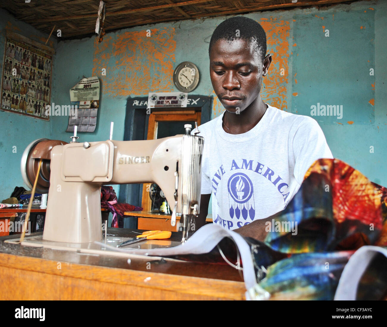 Schneider bei der Arbeit auf eine Nähmaschine in Makeni, Sierra Leone Stockfoto