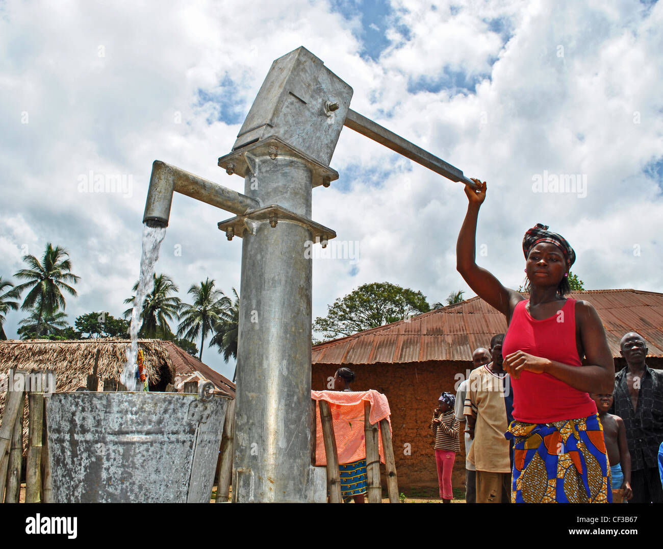 Frau Pumpen von Wasser aus einem UNDP-gesponserten Brunnen in der Nähe von Kenema, Sierra Leone Stockfoto