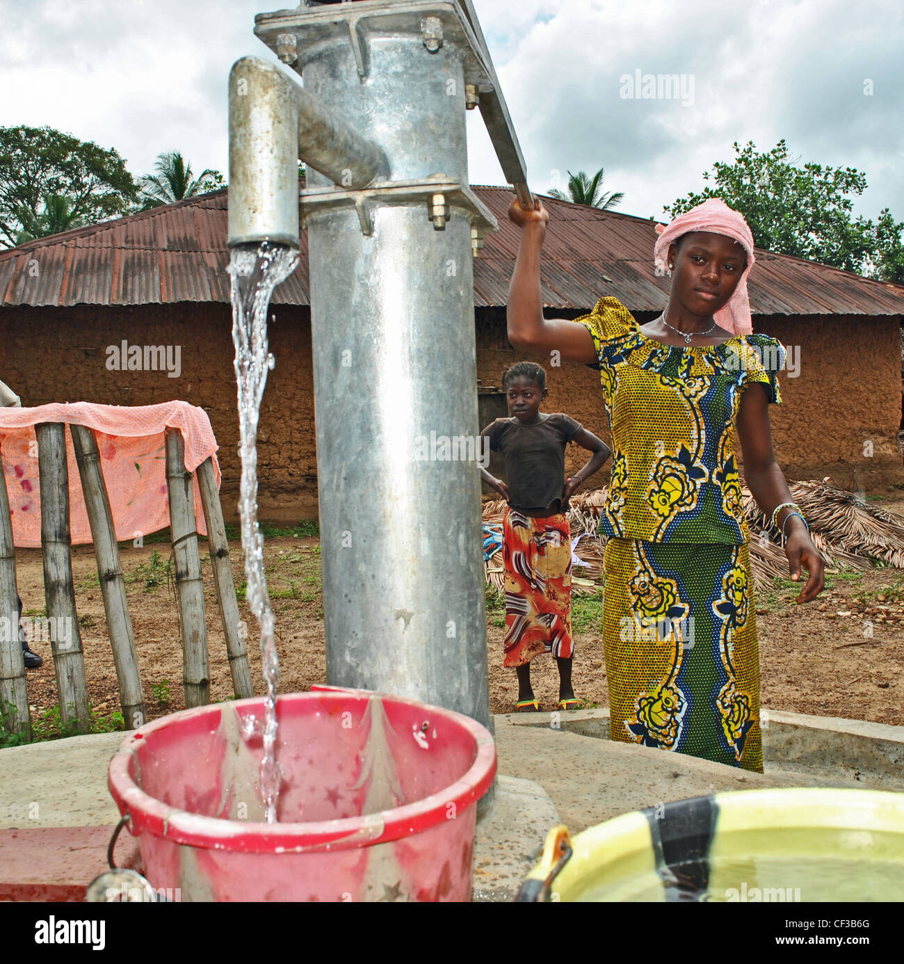 Frau Pumpen von Wasser aus einem UNDP-gesponserten Brunnen in der Nähe von Kenema, Sierra Leone Stockfoto