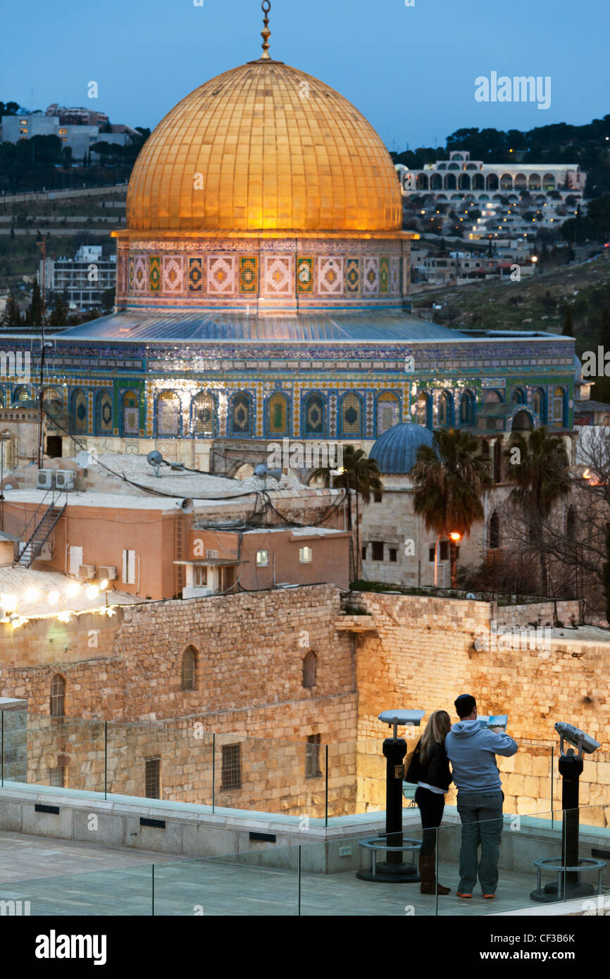 Israel, Jerusalem, paar auf eine Übersicht der Kuppel des Gesteins und die Klagemauer in der Abenddämmerung Stockfoto