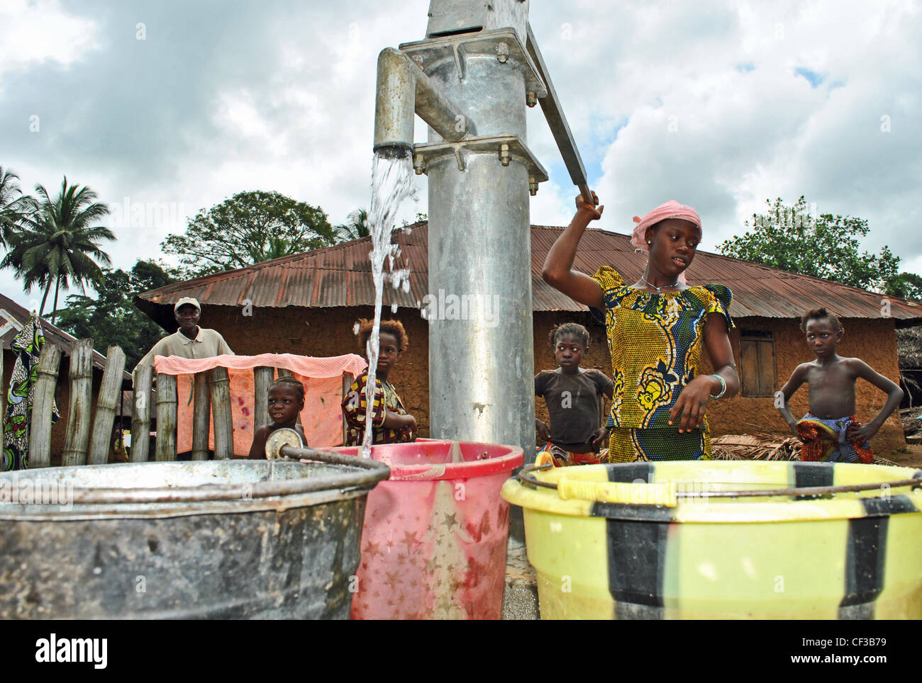 Frau Pumpen von Wasser aus einem UNDP-gesponserten Brunnen in der Nähe von Kenema, Sierra Leone Stockfoto