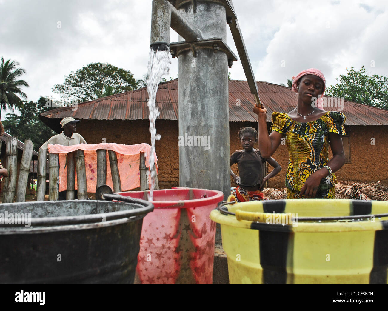 Frau Pumpen von Wasser aus einem UNDP-gesponserten Brunnen in der Nähe von Kenema, Sierra Leone Stockfoto