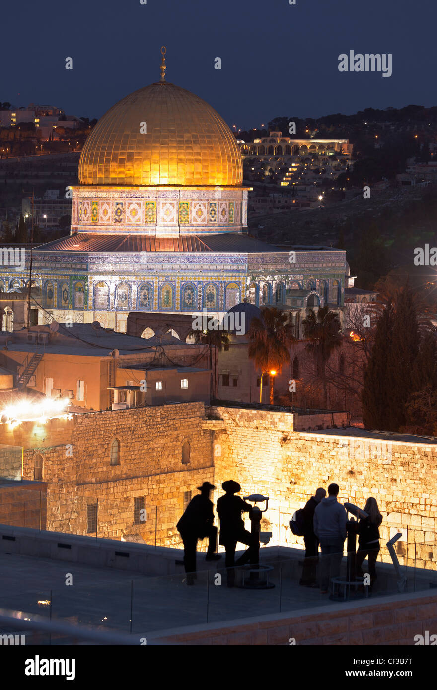 Israel, Jerusalem, Menschen an der Kuppel des Gesteins und die Klagemauer in der Abenddämmerung im Überblick Stockfoto