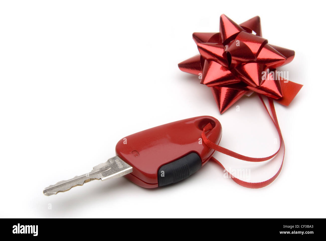 Ein Autoschlüssel mit einer roten Schleife und Bogen Stockfoto