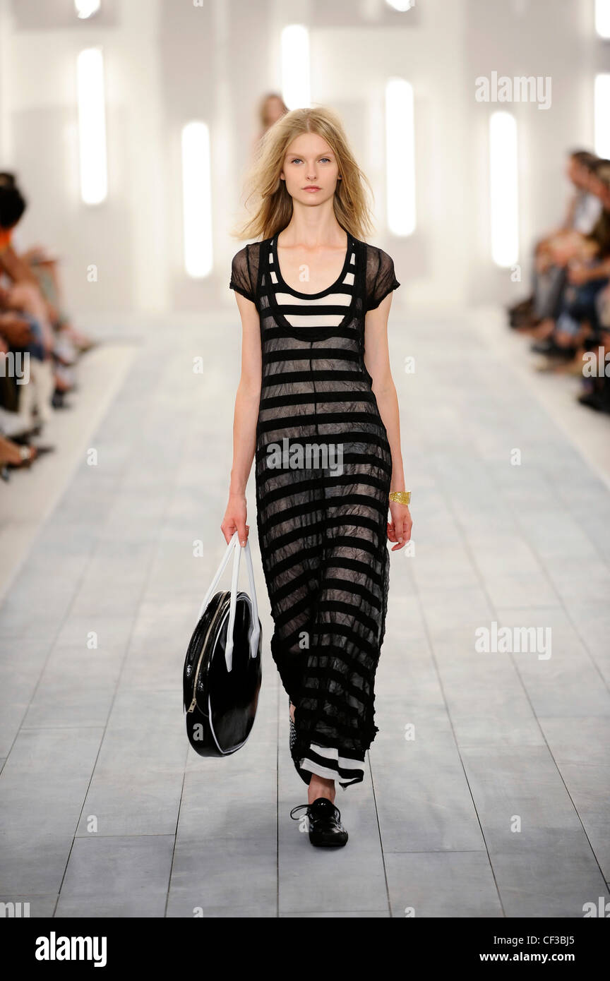New York bereit zu tragen Frühling Sommer schiere lange gestreift schwarz  Kleid in schwarz-weiß gestreiften Kleid, schwarze Schnürschuhe  Stockfotografie - Alamy