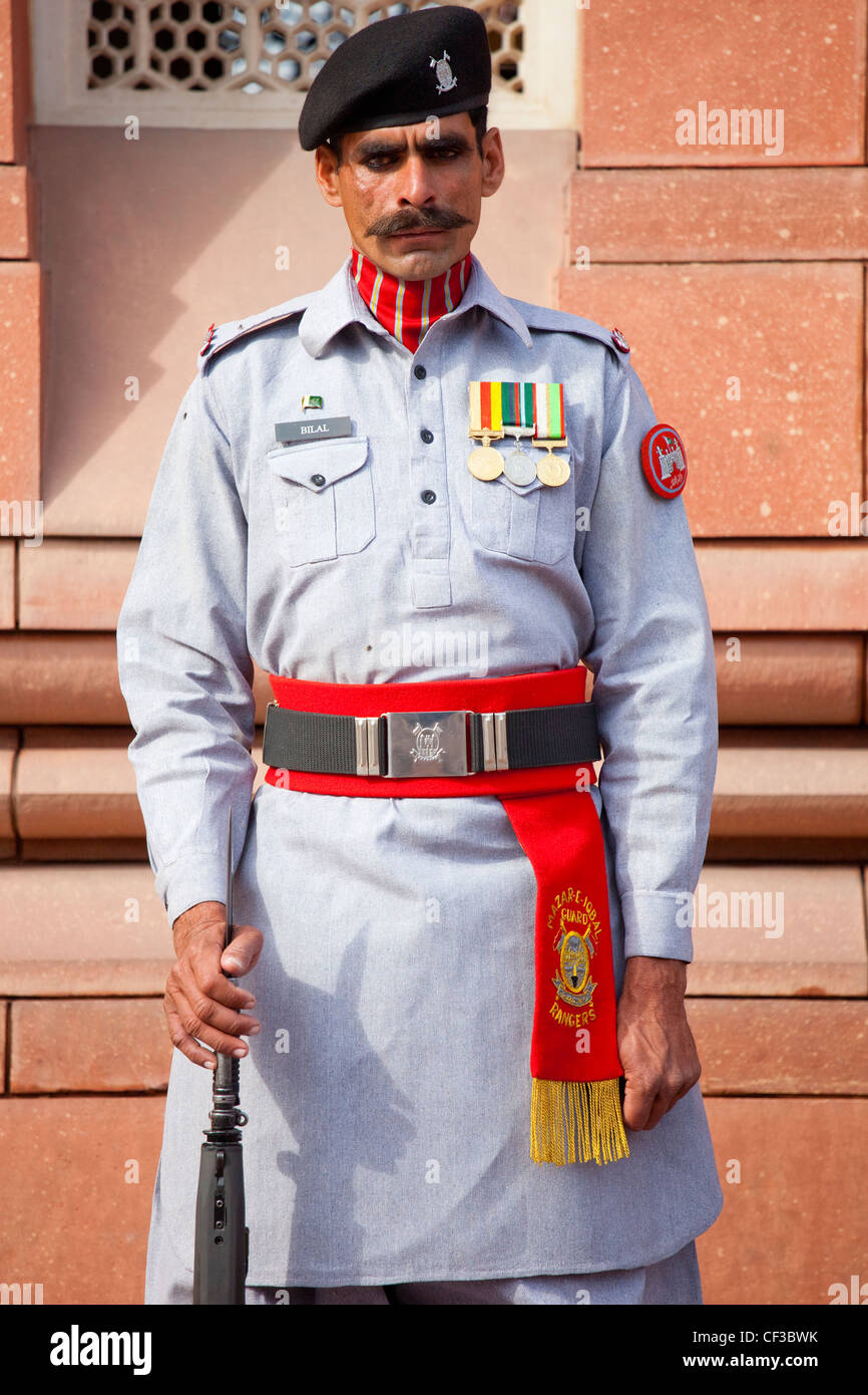 Honor Guard vor Allama Iqba Grab außerhalb Badshahi Moschee, Lahore, Pakistan Stockfoto
