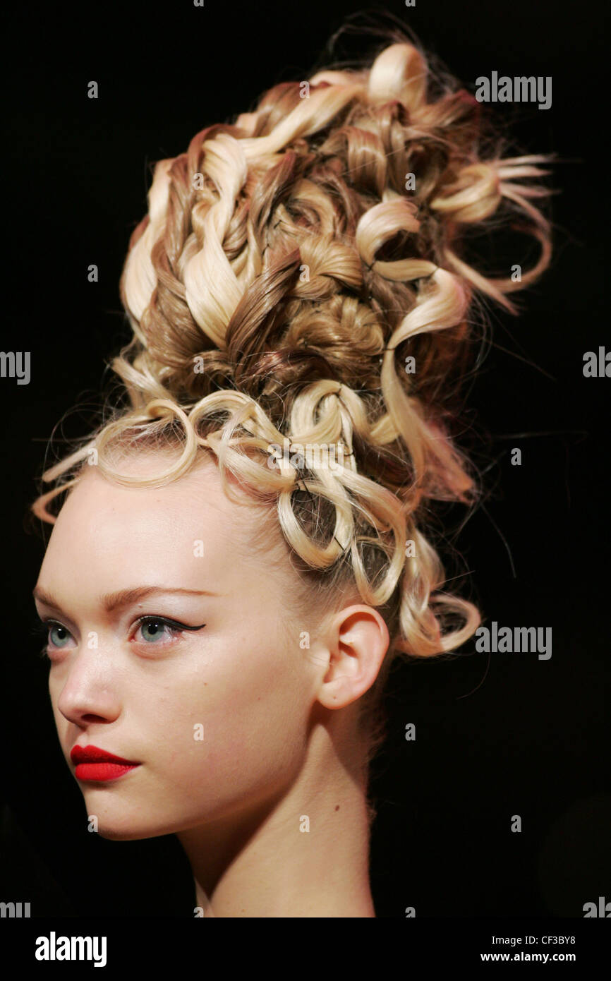 Alexander Mcqueen Paris Bereit Zu Tragen Herbst Winter Bienenstock Haare Auf Australischen Model Gemma Ward Stockfotografie Alamy
