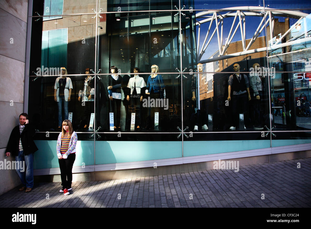 Schaufensterpuppen auf dem Display in einem Schaufenster im Zentrum von Birmingham. Stockfoto