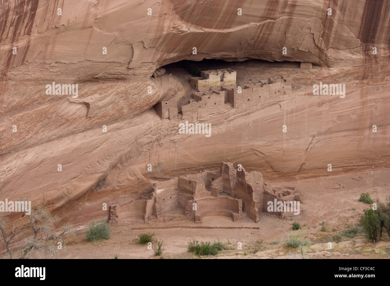 Anasazi Ruinen 'Weißes Haus' am Canyon de Chelly, Arizona, Piktogramme an der Wand. Stockfoto