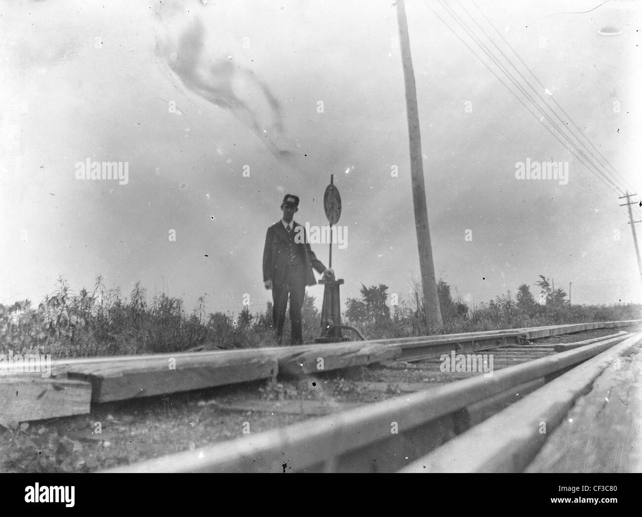 Eisenbahner Bremse Mann stehend neben Tracks Umdrehung des Jahrhunderts 19. 1800 s Glas Platte negative Schienen Transport Stockfoto
