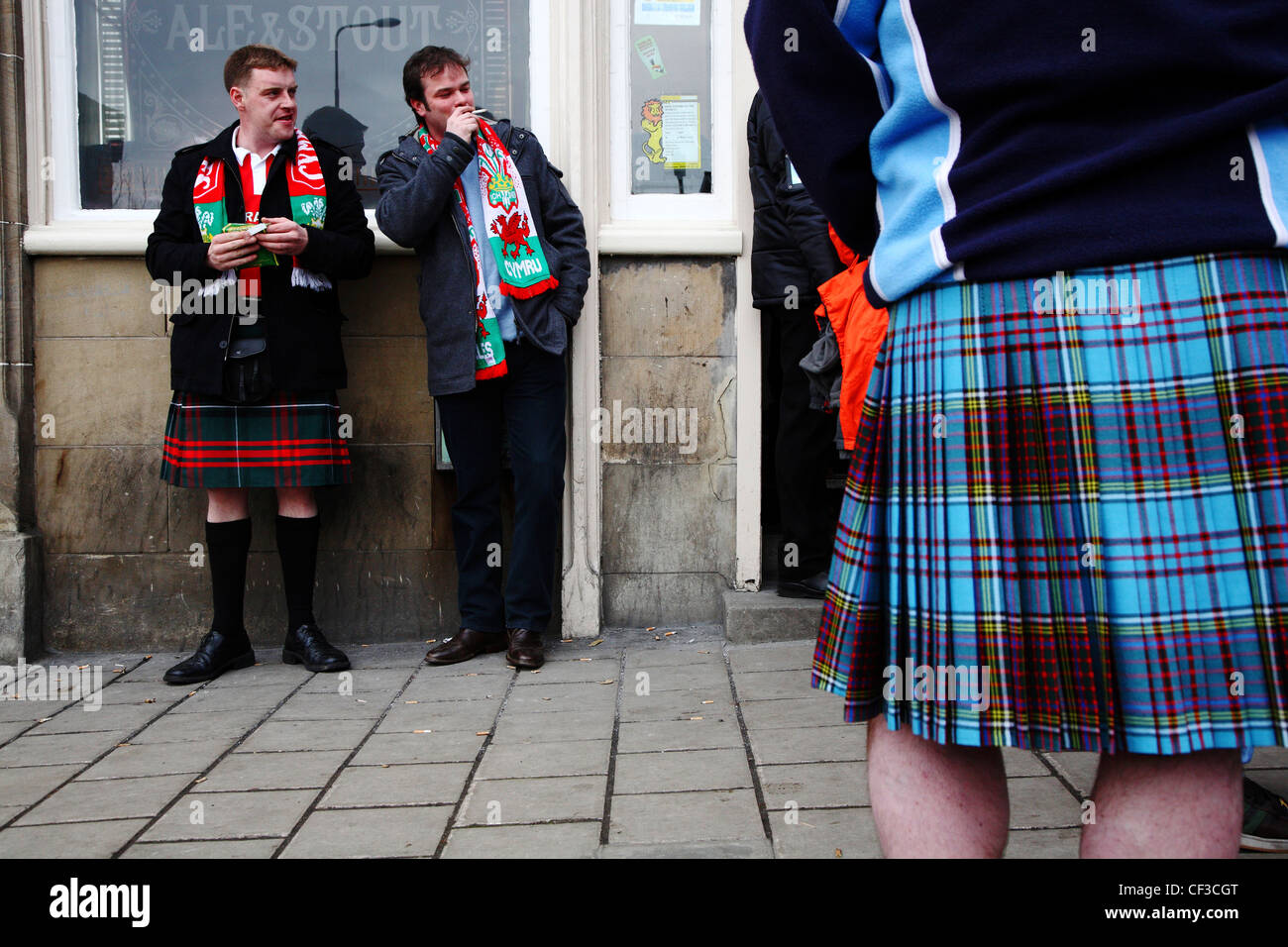 Schottische und walisische Rugby-Fans vor einem Pub in der Nähe des Murrayfield Stadion Rauchen. Stockfoto